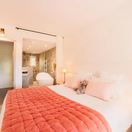 Font Mourier Hotel Cogolin