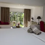 Font Mourier Hotel
