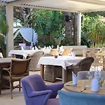 Font Mourier Hotel Cogolin