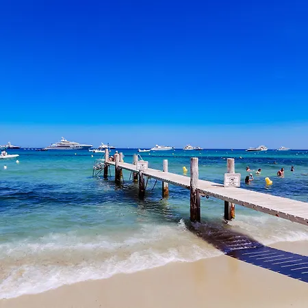 Font Mourier Hotel Cogolin