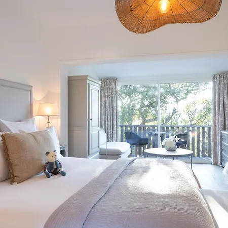 Font Mourier Hotel 4*