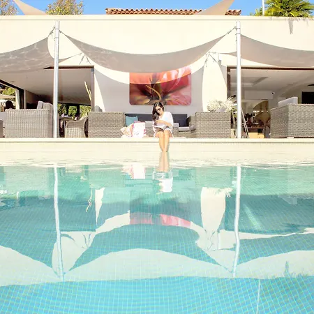 Font Mourier Hotel 4*