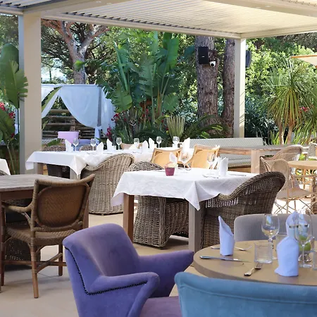 Font Mourier Hotel Cogolin