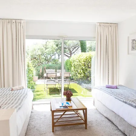 Font Mourier Hotel Cogolin