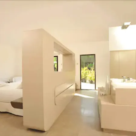 Font Mourier Hotel Cogolin