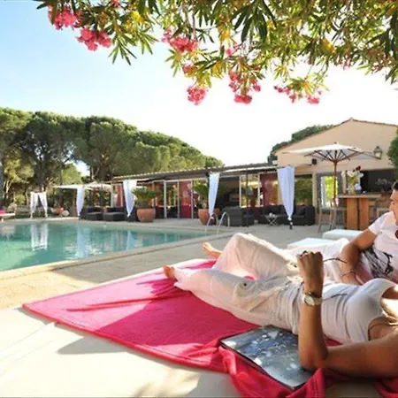 Font Mourier Hotel Cogolin