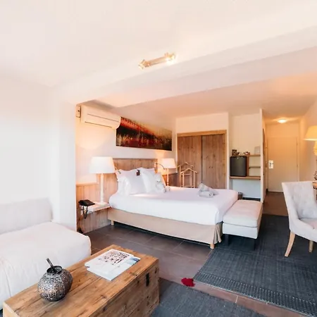 Font Mourier Hotel Cogolin